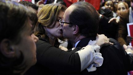 Le 29 avril 2012, Paris. Dans les bras de sa compagne,&nbsp;Val&eacute;rie Trierweiler (G)&nbsp;apr&egrave;s son discours sur la sc&egrave;ne de Bercy. (REUTERS)