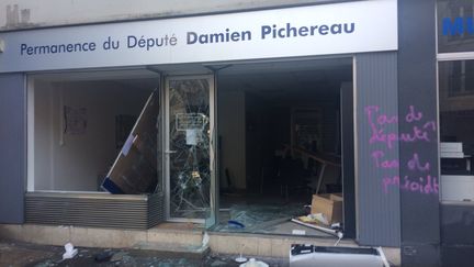 La permanence du député&nbsp;LREM Damien Pichereau a été détruite par des casseurs lors de la manifestation des "gilets jaunes" au Mans (Sarthe), le 16 février 2019. (RADIO FRANCE / PAULINE PENNANEC'H)