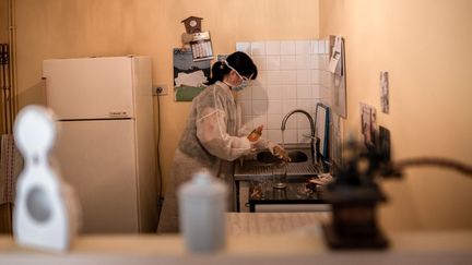 Marielle, aide à domicile, s'occupe des tâches ménagères d'une personne âgée, à&nbsp;Amélie-les-Bains (Pyrénées-Orientales), le 28 avril 2020.&nbsp; (LIONEL PEDRAZA / HANS LUCAS / AFP)