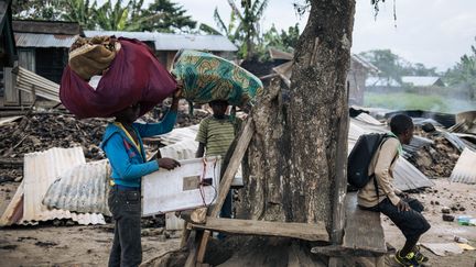 Des Congolais fuyant leur village après une attaque attribuée au groupe armé ADF près de Béni, dans la province du Nord-Kivu en février 2020. (ALEXIS HUGUET / AFP)