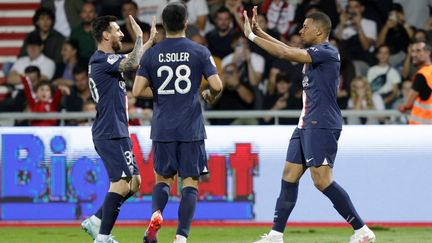 Lionel Messi et Carlos Soler célèbrent l'ouverture du score de Kylian Mbappé face à Ajaccio, à François Coty, le 21 octobre 2022. (PASCAL POCHARD-CASABIANCA / AFP)