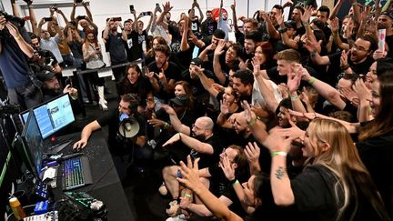 Des gamers participant au  "ZEvent", le marathon caritatif de 54 heures de jeux vidéo en direct avec 55 streamers à Montpellier, le 9 septembre 2022. (PASCAL GUYOT / AFP)