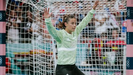 Cléopâtre Darleux lors de France-Angola, quatrième match du tour préliminaire du tournoi olympique de handball, le 1er août 2024. (BALLET PAULINE / AFP)