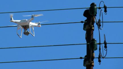 Un drone Enedis à Sélestat, dans le Grand Est, le 14 avril 2018. (FRANCK DELHOMME / MAXPPP)