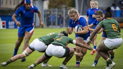 La pilier des Bleues Coco Lindelauf contre l'Afrique du sud, le 6 novembre 2021 au stade de la Rabine de Vannes. (JEREMIAS GONZALEZ / MAXPPP)