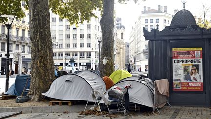 Des tentes de sans-abris dans le 2è arrondissement de Lyon. (ST?PHANE GUIOCHON / MAXPPP)