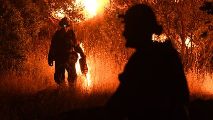 Des pompiers tentent de défendre une maison face à l'incendie Ranch Fire qui sévit près de la ville de Upper Lake en Californie, le 2 août 2018. (MARK RALSTON / AFP)