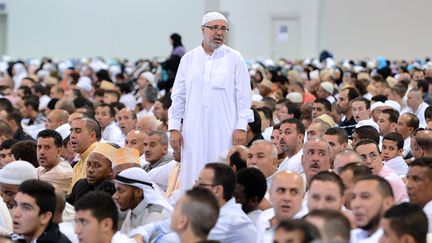 Une pri&egrave;re musulmane lors de la f&ecirc;te de&nbsp;Eid al-Fitr, pour marquer la fin du mois de ramadan, le 19 ao&ucirc;t 2012, au Parc Chanot, &agrave; Marseille. (GERARD JULIEN / AFP)