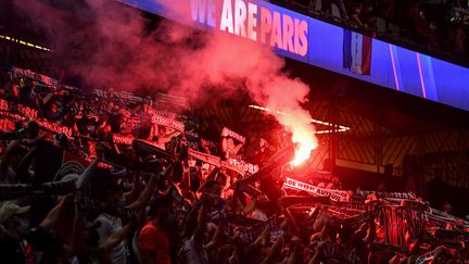 Des supporters du PSG, le 23 août 2020 au Parc des Princes, à Paris. (ALAIN JOCARD / AFP)