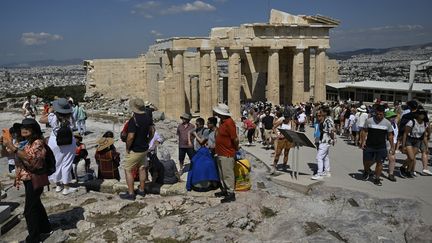 Touristes visitant l'Acropole d'Athène le 24 juin 2023 (LOUISA GOULIAMAKI / AFP)