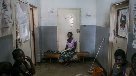 Dans un centre de consultation médicale à&nbsp;Nsanje (sud du Malawi), le 11 novembre 2014. (MARCO LONGARI / AFP)