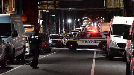 Des policiers se tiennent sur les lieux d'une fusillade qui a fait au moins quatre morts et des dizaines de blessés à Birmingham, aux États-Unis, le 22 septembre 2024. (KYLE MAZZA / NURPHOTO / AFP)