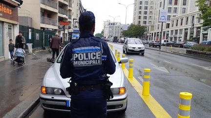 Verbalisation d'une voiture mal garée (illustration), à Pantin (Seine-Saint-Denis), le 26 octobre 2020. (HAJERA MOHAMMAD / FRANCE-BLEU PARIS)