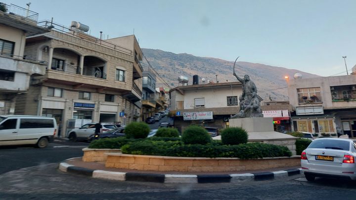 La place centrale de Majdal Shams, village syrien occupé par Israël, novembre 2023. (AGATHE MAHUET / RADIOFRANCE)