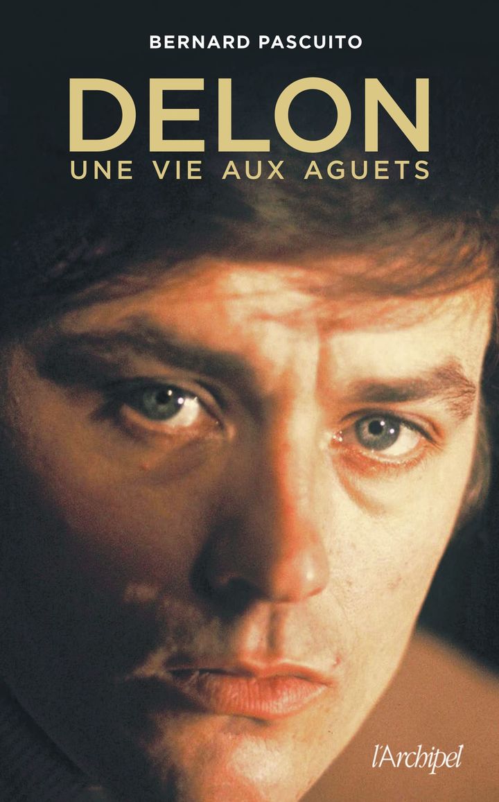 Couverture du livre de Bernard Pascuito "Alain Delon, une vie aux aguets". (L'ARCHIPEL)