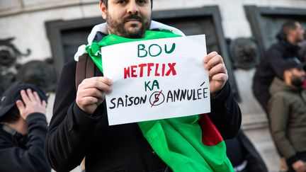 Le 10 mars 2019, à Paris, un manifestant tente le jeu de mots "Bou-Netflix-ka" en mélangeant les mots Netflix et Bouteflika pour annoncer : "Saison 5 annulée." (EMMA PROSDOCIMI / SIPA)