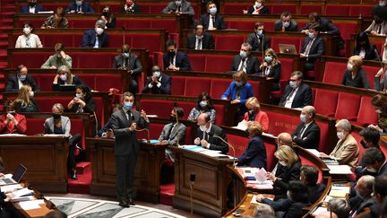 Séance de questions au gouvernement à l'Assemblée nationale le 25 mai 2021, avec une jauge de 50% de députés présents (ALAIN JOCARD / AFP)