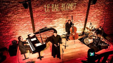 spectacle "Begin the Beguine"
 (le Bal Blomet)