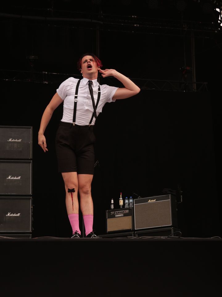 Yungblud, sur la grande scène du festival Rock en Seine, tendant l'oreille&nbsp;à son public en furie, le 25 août 2022. (NISRINE MANAI / FRANCEINFO CULTURE)