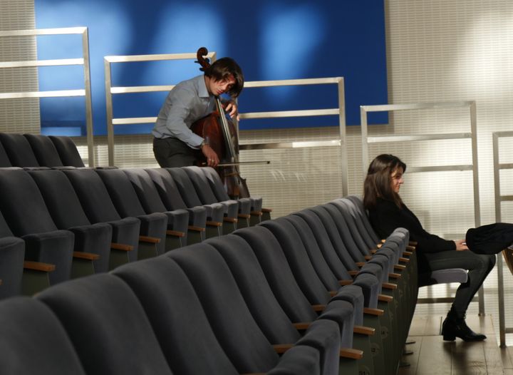 Gautier Capuçon se déplace parfois dans la salle pour que l'élève puisse entendre le son à distance.
 (Lorenzo Ciavarini Azzi/Culturebox)