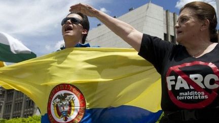 Medellin, en Colombie, le 31 août 2012: des partisans de l'ancien président colombien Alvaro Uribe manifestent contre son successeur, Juan Manuel Santos, qui a confirmé des «discussions exploratoires» avec les rebelles des FARC. (AFP PHOTO / RAUL ARBOLEDA)