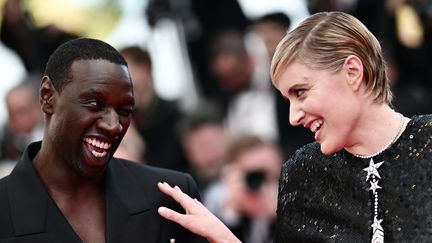 L'acteur français bien connu de Hollywood, Omar Sy, fait partie cette année du jury. Et il semble filer la complicité parfaite avec la présidente Greta Gerwig. (LOIC VENANCE / AFP)