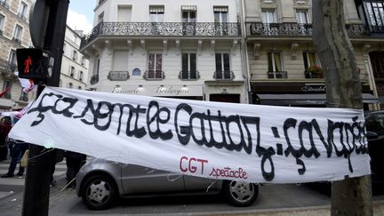 Une bannière des intermittents du spectacle installée devant le siège du Medef, le 28 avril 2016, durant les manifestations contre la loi travail.
 (ERIC FEFERBERG / AFP)