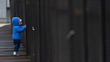 Des barrières de sécurité ont également été installées autour du "National Mall", l'esplanade qui fait face au Capitole. (JACQUELYN MARTIN / AP / SIPA)