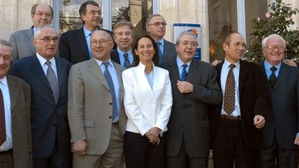 Ségolène Royal, élue dans sa région, au milieu des autres présidents de région socialistes (07/04/2004) (AFP/STEPHANE DE SAKUTIN)