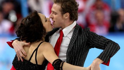 Nathalie P&eacute;chalat et Fabian Bourzat ex&eacute;cutent leur programme court aux JO de Sotchi (Russie), en danse sur glace, le 16 f&eacute;vrier 2014. (SYLVIE PERU / AFP)