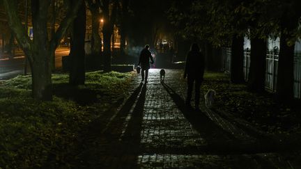 Les rues de Kiev (Ukraine) plongées dans le noir en raison des coupures d'électricité, le 3 novembre 2022. (MAXYM MARUSENKO / NURPHOTO / AFP)