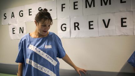 Les sages-femmes du CHU Lyon-Sud pr&eacute;parent des banderoles, le 6 novembre 2013, pour une manifestation nationale &agrave; Paris, le 7 novembre. ( MAXPPP)