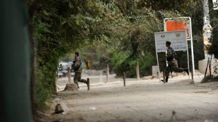 Membres des forces de sécurité afghanes pendant l'attaque des talibans à Kaboul (13-9-2011) (AFP - Massoud HOSSAINI)