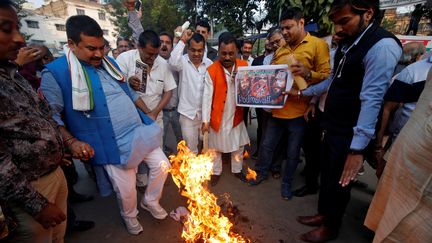 Des manifestants brûlent des affiches du film "Padmavati" à Calcutta, le 22 novembre 2017. (RUPAK DE CHOWDHURI / REUTERS)