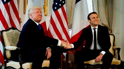 Le président américain Donald Trump serre la main de son homologue français Emmanuel Macron lors de leur première rencontre, à l'ambassade américaine à Bruxelles, le 25 mai 2017. (REUTERS)