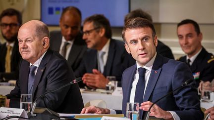 Le président de la République Emmanuel Macron (à droite) et le chancelier allemand Olaf Scholz, lors de la conférence de soutien à l'Ukraine, à l'Elysée, le 26 février 2024. (FRED DUGIT / MAXPPP)