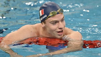 Léon Marchand savoure sa nouvelle victoire en finale du 400 m 4 nages, lors de la Coupe du monde en petit bassin à Shanghai (Chine), le 20 octobre 2024. (HECTOR RETAMAL / AFP)