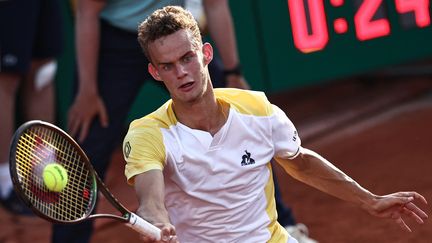 Le Français Luca Van Assche contre Marco Cecchinato au premier tour de Roland-Garros, le 29 mai 2023. (ANNE-CHRISTINE POUJOULAT / AFP)