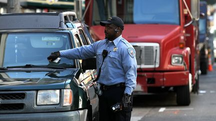 Un agent de la ville de San Francisco (Californie) met une contravention pour mauvais stationnement, le 21 janvier 2011.&nbsp; (JUSTIN SULLIVAN / AFP)