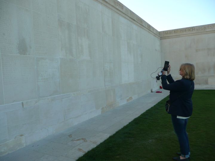 Andrea Parrish photographie le nom de son grand oncle inscrit sur le mur du mémorial&nbsp;de Villers-Bretonneux (Somme), le 25 septembre 2018. (CAROLE BELINGARD / FRANCEINFO)