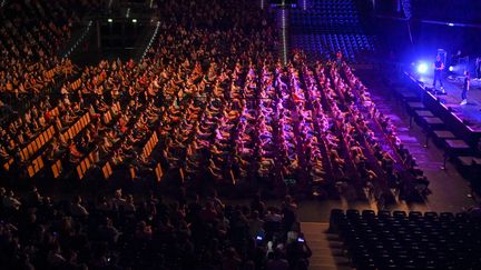 Une expérimentation similaire avait été menée le 22 août 2020 en Allemagne, afin d'étudier les risques de clusters lors d'un concert du chanteur pop Tim Bendzko. Près de 1 400 visiteurs avaient participé à l'expérience&nbsp;à l'Arena de Leipzig. (HENDRIK SCHMIDT / DPA-ZENTRALBILD)