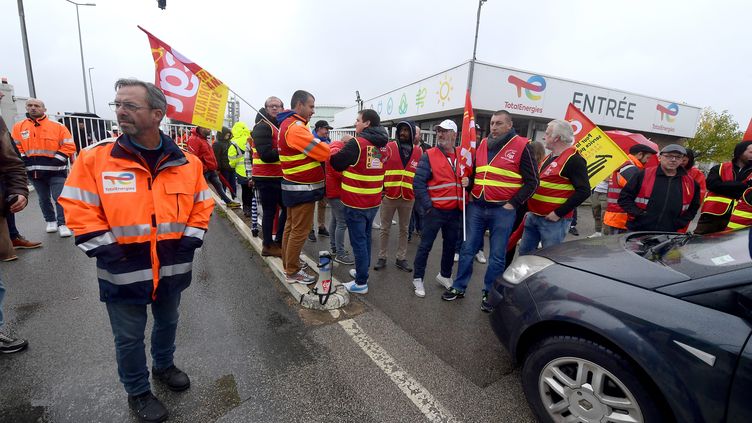 Des salariés grévistes de TotalEnergies sont rassemblés devant le dépôt pétrolier de Dunkerque (Nord), le 13 octobre 2022. (MAXPPP)