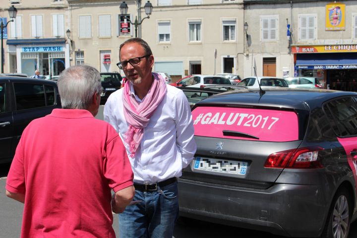 Yann Galut, en campagne à&nbsp;Saint-Amand-Montrond (Cher), le 2 juin 2017. (ROBIN PRUDENT / FRANCEINFO)