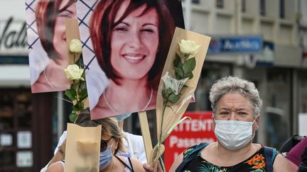 Une marche blanche organisée le 12 juin 2021 à Douai en mémoire d'Aurélie Langelin, tuée quelques jours avant par son compagnon. (DENIS CHARLET / AFP)