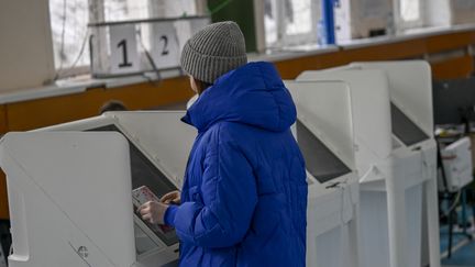 Une citoyenne russe vote pour l'élection présidentielle à Moscou, le 16 mars 2024. Phot d'illustration. (SEFA KARACAN / ANADOLU / VIA AFP)