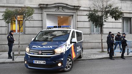 Un véhicule de la police espagnole arrive à la Cour Suprême, à Madrid, le 12 février 2019. (Photo d'illustration) (GABRIEL BOUYS / AFP)