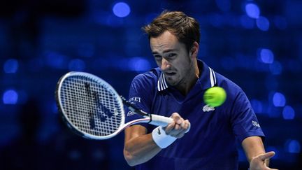 Daniil Medvedev en pleine action lors de son simple contre Alexander Zverev, au Masters de Turin le 16 novembre 2021. (MARCO BERTORELLO / AFP)