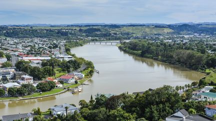 Le fleuve Whanganui traverse la ville de Whanganui (Nouvelle-Zélande), le 6 mars 2011. (MICHAEL RUNKEL / ROBERT HARDING PREMIUM / AFP)