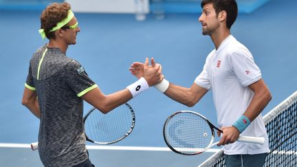 Novak Djokovic félicite Denis Istomin (PETER PARKS / AFP)