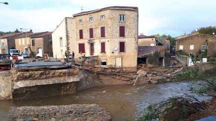 Le principal pont de Villegailhenc brisé sous la force de l'eau, mardi 16 octobre 2018. (VANESSA MARGUET / FRANCE-BLEU OCCITANIE)